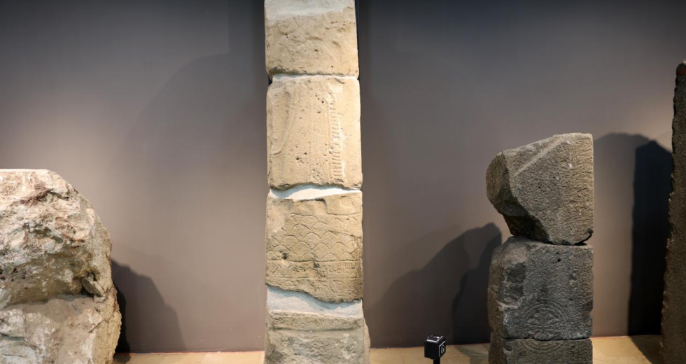 Sivas Arkeoloji Müzesindeki stelde Hititlerden 4 kuşağa ait bilgiler yer alıyor