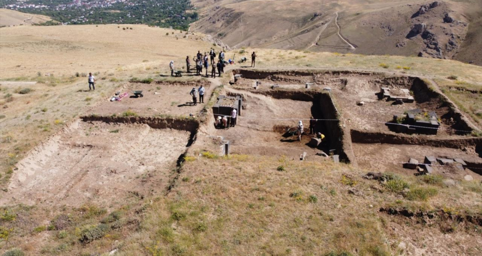 Süphan Dağı eteğindeki Kef Kalesi'nde 49 'fil ayağı' gün yüzüne çıkarıldı