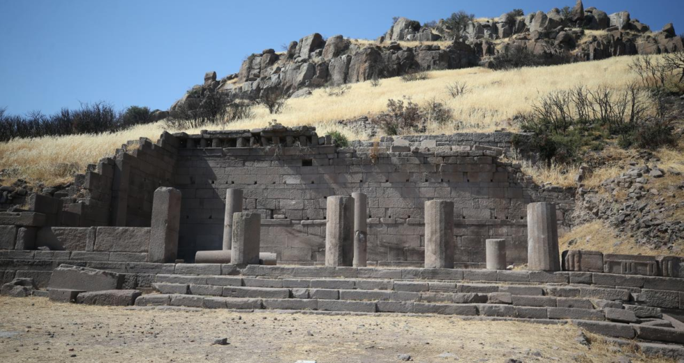 Assos'ta 3 bin 500 yıllık sütunlar gün yüzüne çıkarılıyor