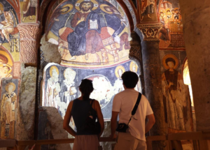 Kapadokya'daki Karanlık Kilisesi turistlerin ilgi odağı oldu