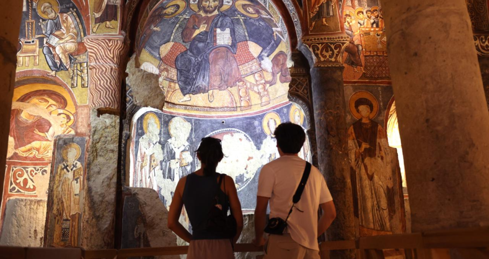Kapadokya'daki Karanlık Kilisesi turistlerin ilgi odağı oldu