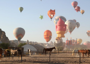 Kapadokya'da figürlü sıcak hava balonları gösteri uçuşu yaptı