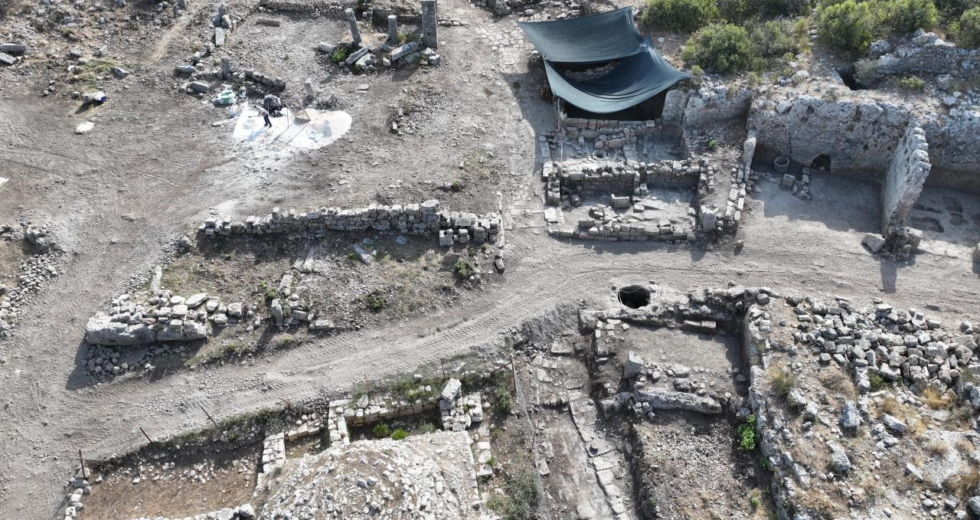 Sillyon Antik Kenti'nde birçok dönemin izlerini taşıyan ana cadde ortaya çıkarıldı