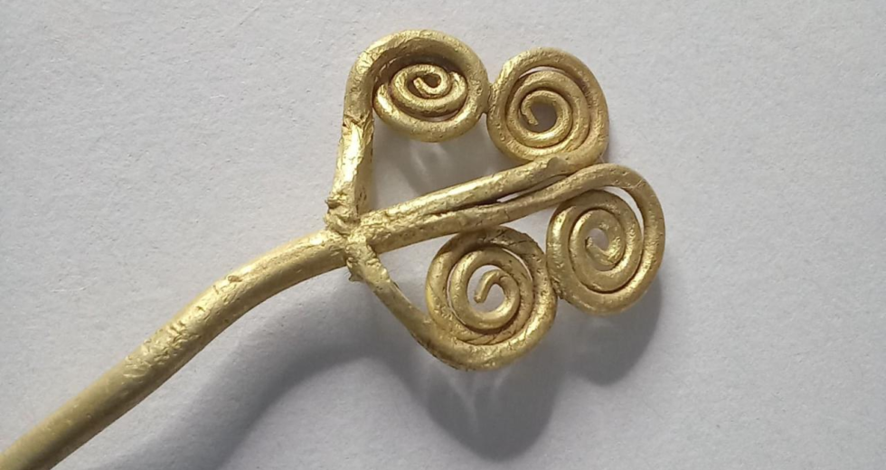 Troya'da 4 bin 500 yıllık altın broş ve ender yeşim taşı gün ışığına çıkarıldı