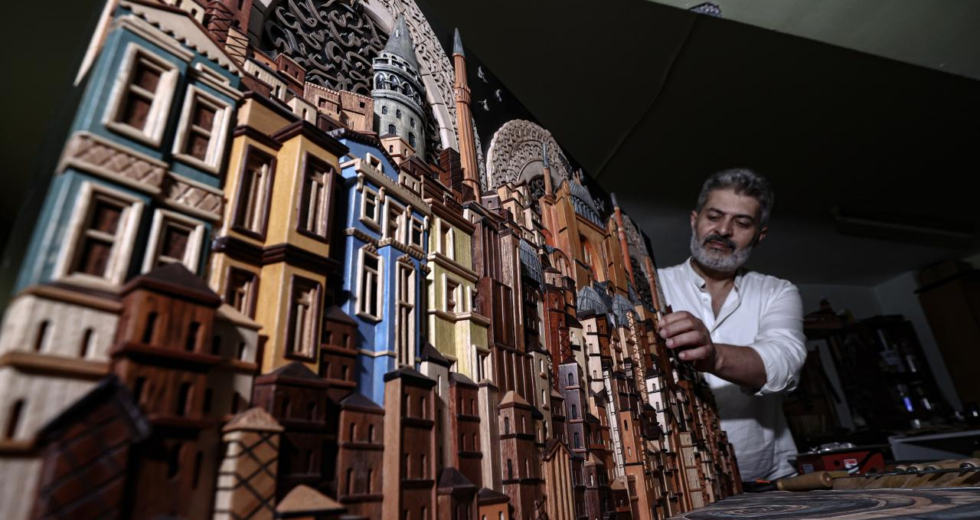 Farklı sanat dallarının birleşimiyle ortaya çıkan neva ile ahşap eserler üretiyor