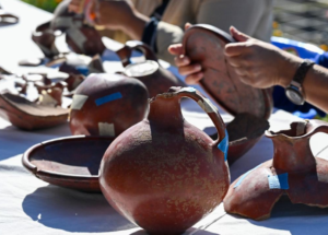 Urartuların ihtişamlı kalesinden çıkan seramik parçalarını yapboz gibi birleştiriyorlar