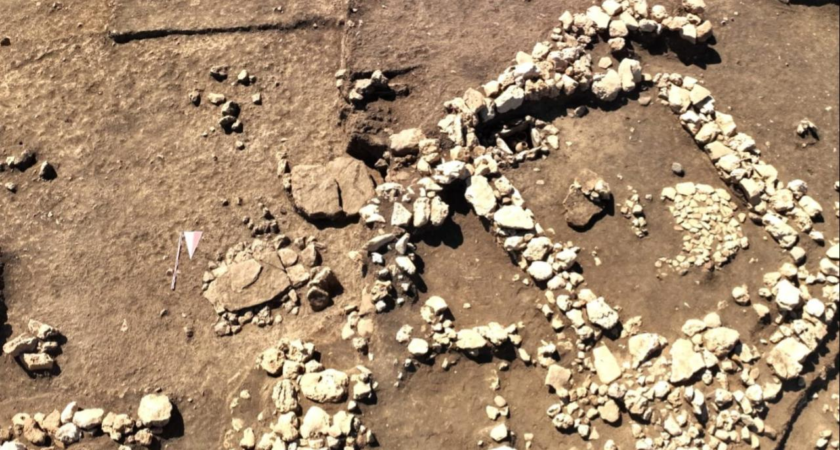 Çayönü Tepesi'nde 8 mezar gün yüzüne çıkarıldı