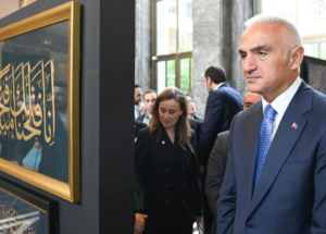 Bakan Ersoy, TBMM'deki Hilalin Işığında sergisini gezdi