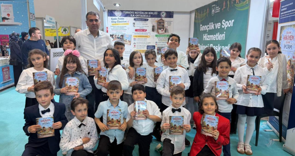 Minik yazarlar kitaplarını deprem bölgesi için imzaladı