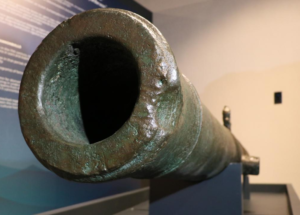 Gemi sökümünde ele geçirilen tarihi gemi topu İzmir'de görücüye çıktı