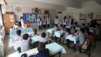 Genç sağlıkçılar köylerdeki çocuklara ilk yardım eğitimi verdi