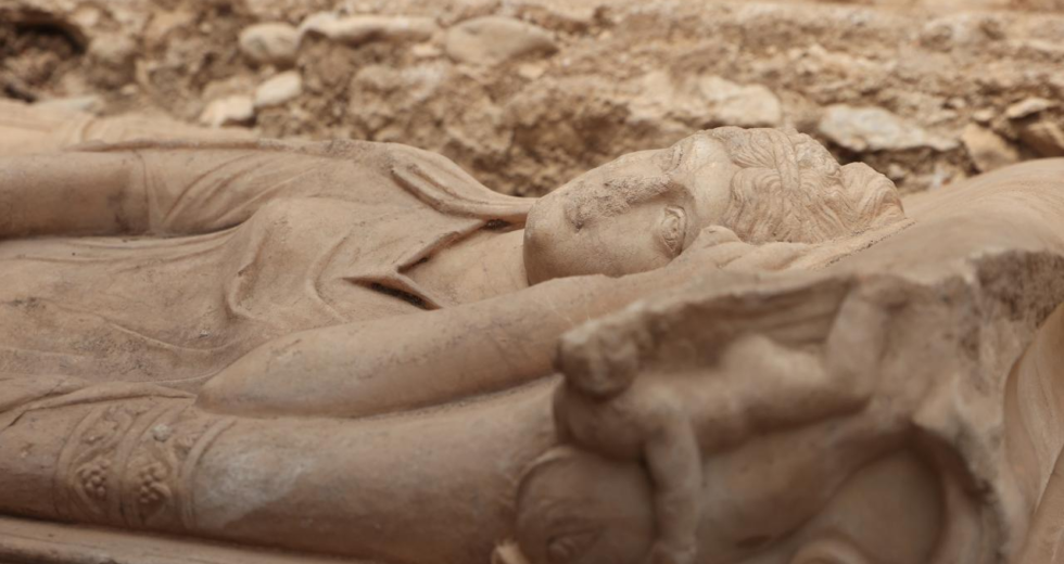 Olympos'ta aristokrat bir kadına ait anıtsal mezar bulundu