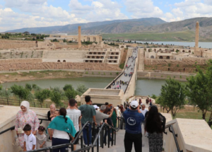 Tarihi Hasankeyf ilçesi bayramda ilgi odağı oldu