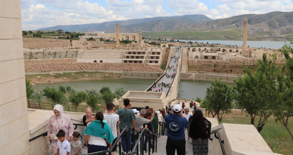 Tarihi Hasankeyf ilçesi bayramda ilgi odağı oldu