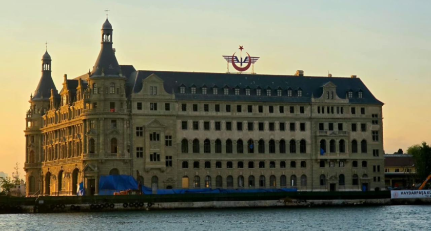Haydarpaşa Garı yeniden tarihi silüetteki yerini almaya başladı