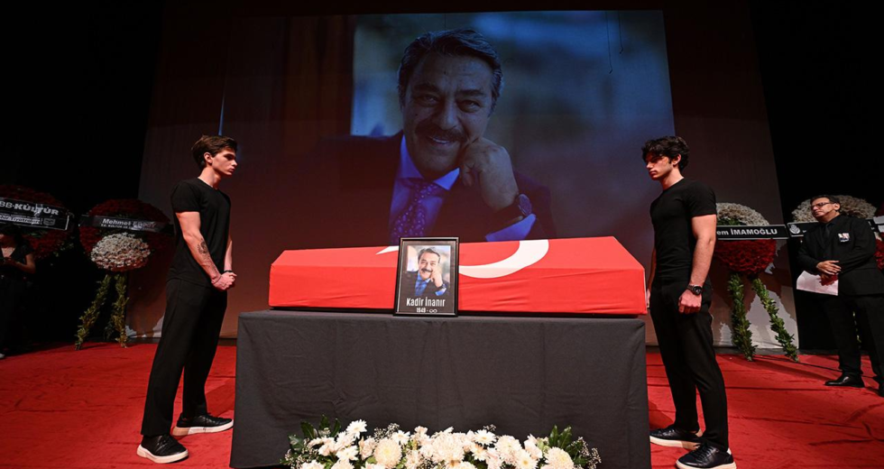 Kadir İnanır için Harbiye Muhsin Ertuğrul Sahnesi'nde cenaze töreni düzenlendi