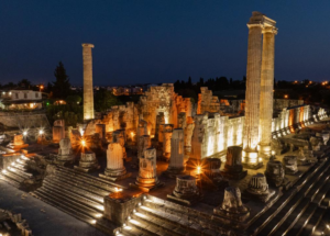 Apollon Tapınağı, gece müzeciliği ile ziyaretçilerini akşam da ağırlıyor